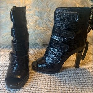 Womens STEVE MADDEN peep toe bootie. Size 7